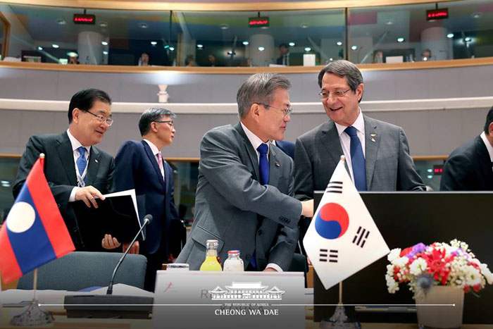 当地时间10月19日，韩国总统文在寅出席在比利时布鲁塞尔举行的第12届亚欧首脑会议，与塞浦路斯总统尼科斯·阿纳斯塔夏季斯会面。