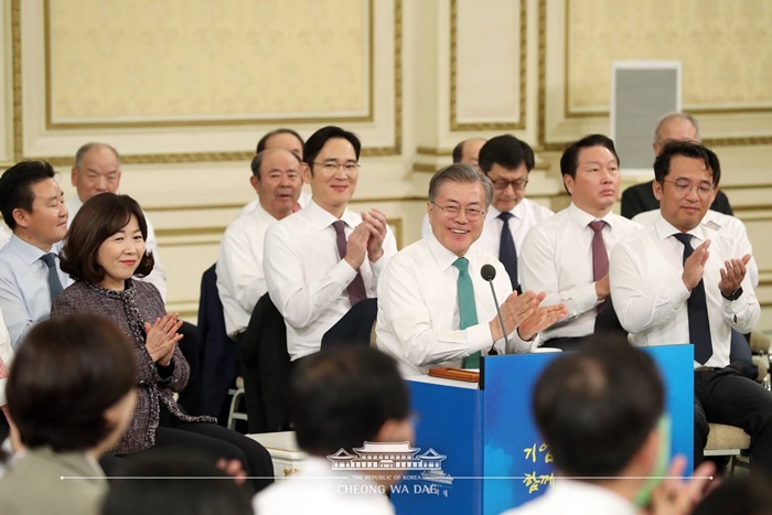 1月15日，韩国总统文在寅在青瓦台迎宾馆举行的“2019年与企业家的对话”中与出席者正在一同鼓掌。图片来源：青瓦台