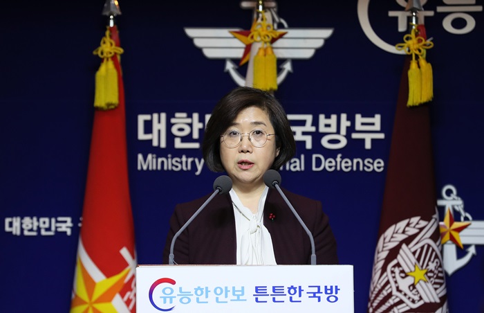 韩国国防部5月7日通过例行新闻发布会就4日朝鲜发射短程飞行物一事表示，虽然这并不违反《9.19军事协议》，但这种行为不符合协议宗旨。图为今年1月4日在首尔龙山区国防部举行新闻发布会的韩国国防部发言人崔贤洙。图片来源：韩联社