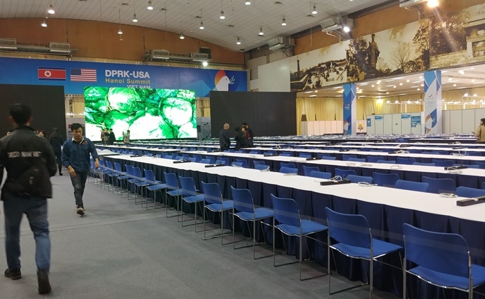 2차 북미정상회담을 사흘 앞둔 24일 베트남 하노이 국제미디어센터는 현장을 점검하는 관계자들로 분주하다. 김은영 기자 eykim86@korea.kr