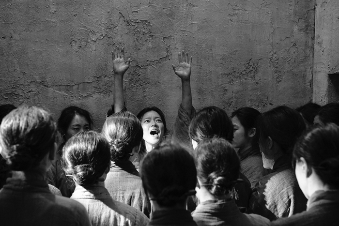 영화 ‘항거 : 유관순 이야기’는 3∙1운동 이후 서대문감옥에 갇힌 유관순 열사의 1년 간의 이야기를 담은 영화다. 사진은 서대문감옥 8호실에서 유관순을 비롯해 만세운동을 벌이다 잡혀 들어온 여성들이 “대한독립 만세”를 외치는 영화 속 장면.