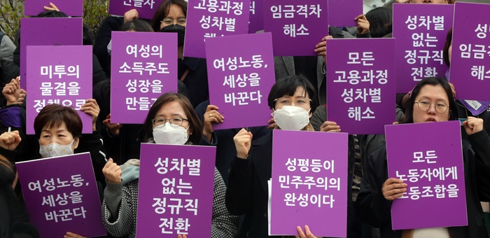 3月7日，国际妇女节前一天，韩国大田地区女性及市民团体在大田市政府楼前举行记者会，敦促保障女性的权利。图片来源：韩联社
