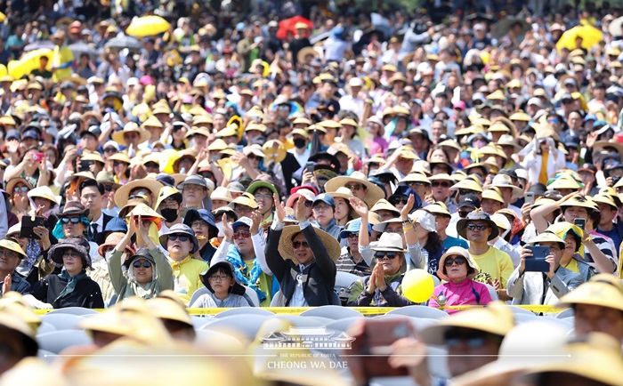 5月23日，在庆尚南道金海市峰下村举行的韩国前总统卢武铉逝世十周年纪念活动上，有一万多名市民前来追悼。图片来源：青瓦台