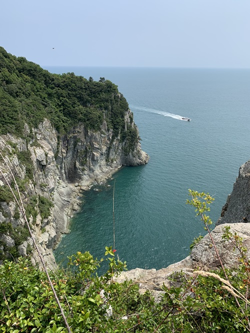 韩国全罗南道丽水市金乌岛有一条可以沿着海岸悬崖行走的小路。在第一路线可看到小岛全景。韩宣网记者郑朱理 摄