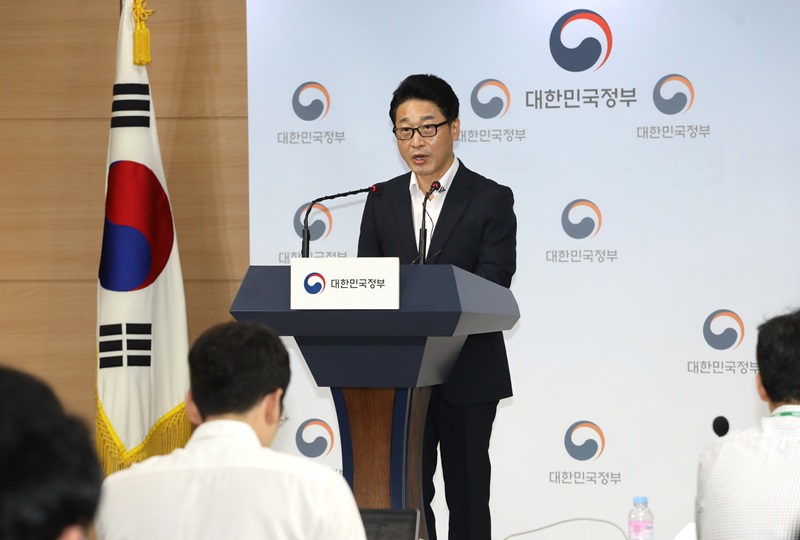 7月19日上午，韩国产业通商资源部贸易政策官李浩铉在政府首尔办公楼举行新闻发布会，就有关日本出口限制措施问题发表了韩国政府的立场。图片来源：韩联社