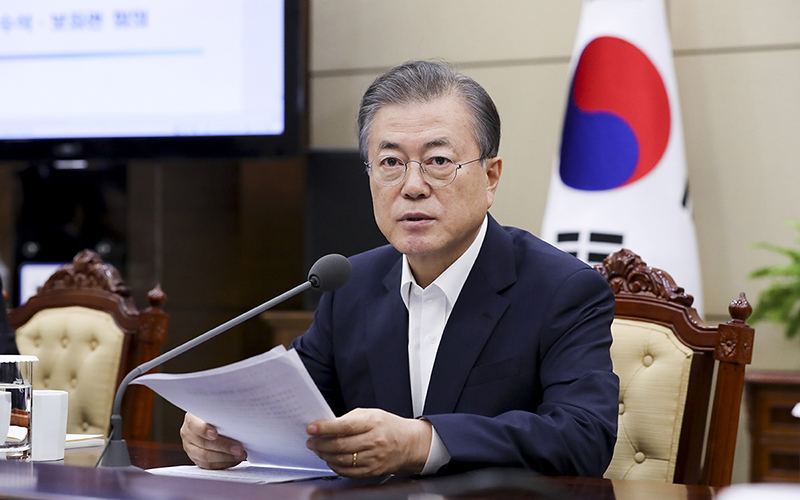 8月19日，韩国总统文在寅在青瓦台举行的首席辅佐官会议上正在发言。图片来源：青瓦台