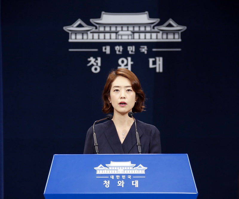 韩国总统文在寅将于9月1日至6日对东南亚三国泰国、缅甸、老挝进行为期六天的访问。图为8月25日，在青瓦台春秋馆举行新闻发布会的青瓦台发言人高旼廷。图片来源：韩联社