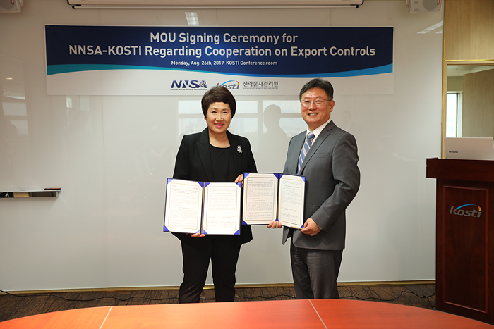 ▲ 전략물자관리원 원장 방순자(왼쪽)와 미국 국가핵안보국 국방핵비확산 부국장 브렌트 K. 박(Dr. Brent K. Park)이 26일 양국 수출통제 협력을 위한 업무협약을 맺은 뒤 기념촬영을 하고 있다. 전략물자관리원