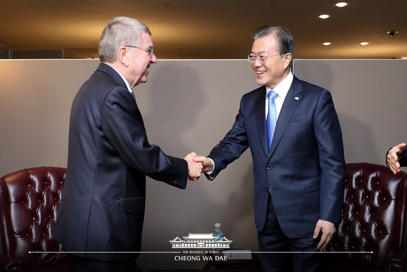 문재인 대통령이 24일 오후 (현지시간) 뉴욕 유엔본부에서 토마스 바흐 IOC 위원장과 만나 악수하고 있다. 청와대