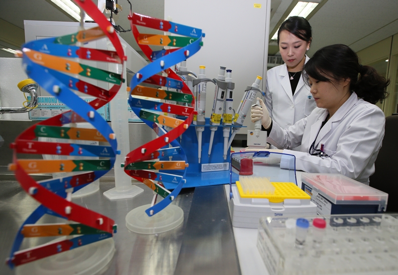 DNA分析和指纹鉴定是科学调查最常用的方法。在锁定华城连环杀人案嫌疑人时，进一步的DNA分析技术起到了决定性的作用。图片来源：韩联社 