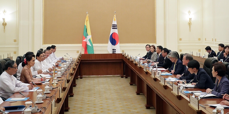 今年9月对缅甸进行国事访问的韩国总统文在寅正在与缅甸国务资政昂山素季举行首脑会晤。图片来源：青瓦台