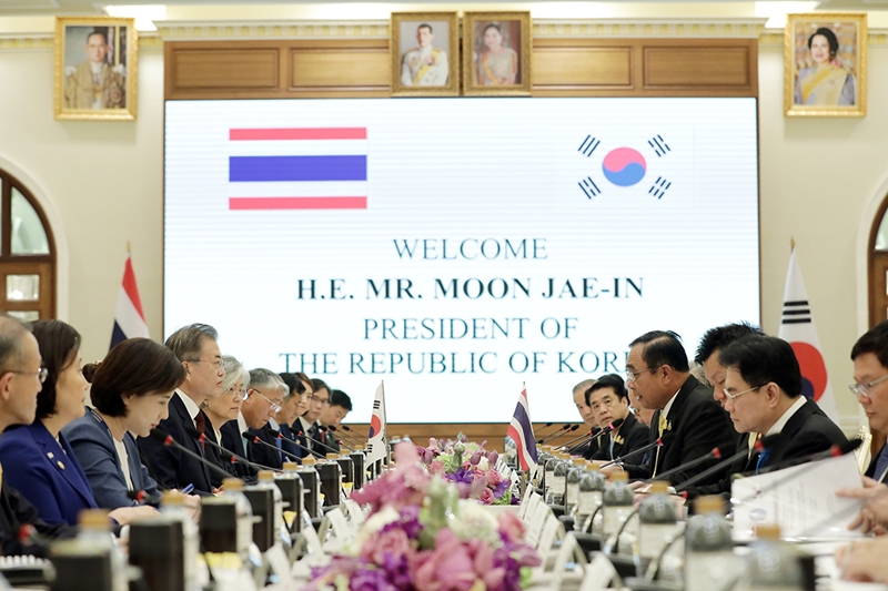 韩国总统文在寅在上个月对泰国进行正式访问时，与泰国总理巴育•占奥差举行了首脑会晤。图片来源：青瓦台