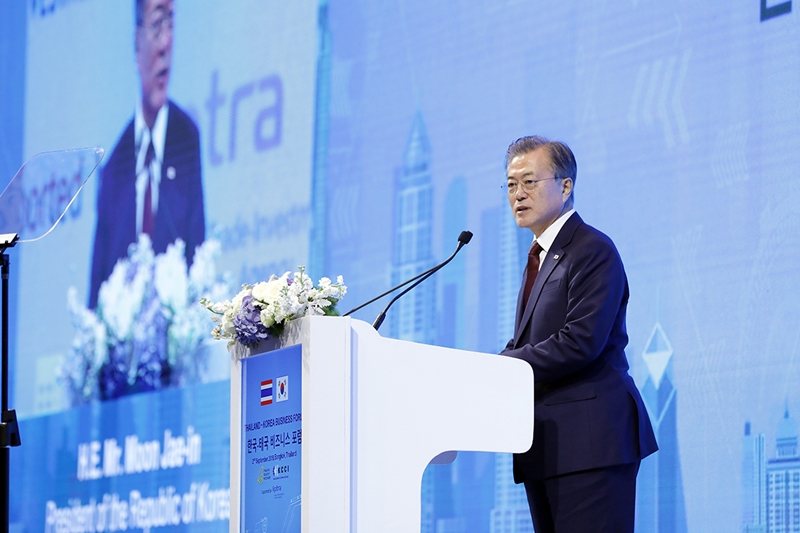 韩国总统文在寅上月在泰国曼谷洲际酒店出席“韩泰商务论坛”时发表主旨演讲。图片来源：青瓦台