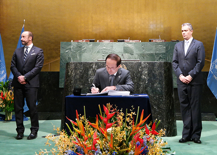 纽约当地时间22日，韩国环境部长官尹成奎在纽约联合国总部签署了联合国气候变化协议《巴黎协定》。