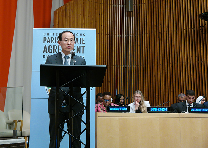 韩国环境部长官尹成奎于22日在联合国总部举行的《巴黎协定》签署仪式上进行发言。