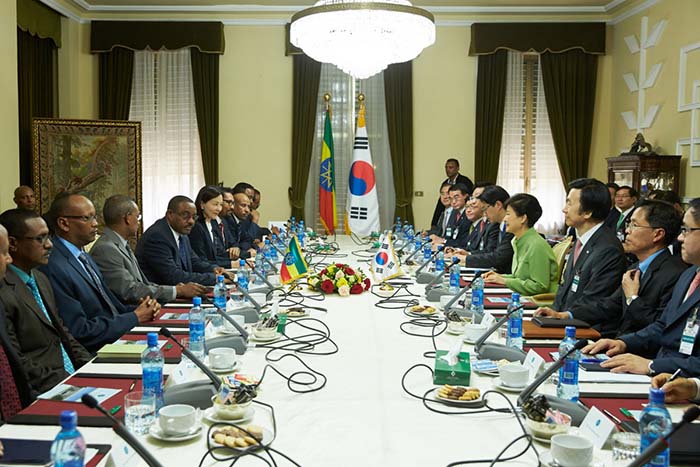 埃塞俄比亚当地时间26日下午,韩国总统朴槿惠在埃塞俄比亚亚的斯亚贝巴国家宫与埃塞俄比亚总理海尔马里亚姆•德萨莱尼举行了会谈。