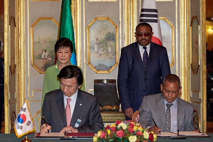 韩国外交部长官尹炳世(左)与埃塞俄比亚信息通讯技术部部长Debretsion Gebremichael于当地时间26日下午在亚的斯亚贝巴国家宫举行的签约仪式上签署了ICT合作的MOU。