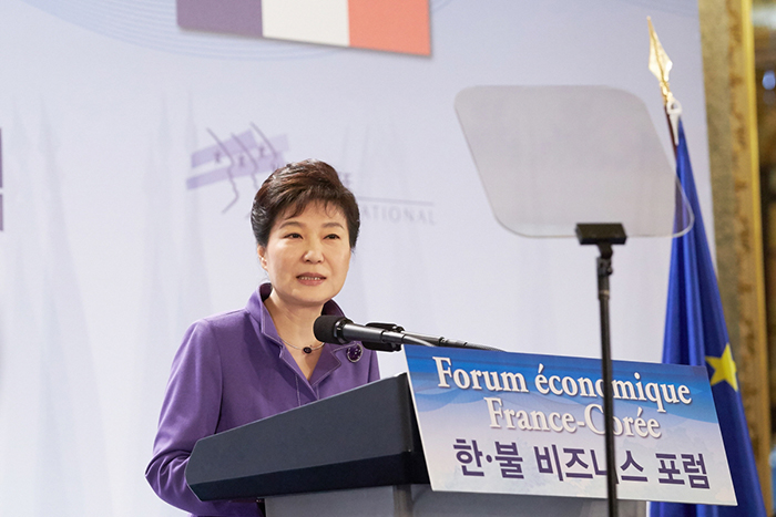 对法国进行国事访问的韩国总统朴槿惠于2日在“韩•法商务论坛”进行演讲。朴总统提出两国应在未来新产业、创业交流领域进行合作。