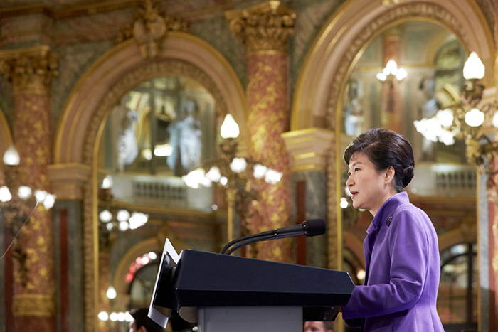 对法国进行国事访问的韩国总统朴槿惠于2日在“韩•法商务论坛”致辞。