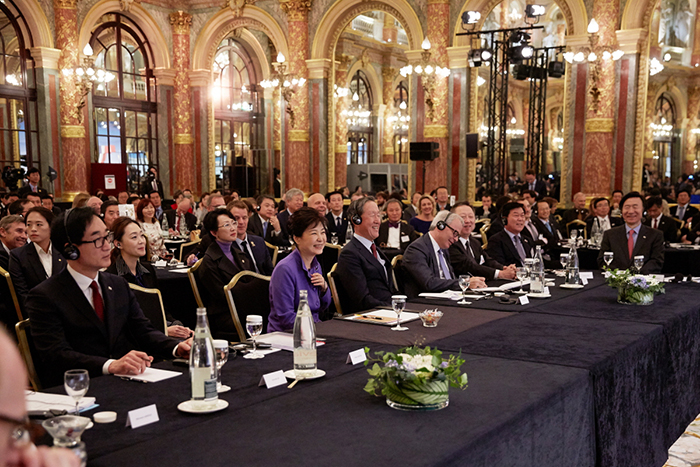 对法国进行国事访问的韩国总统朴槿惠于2日（当地时间）在巴黎举行的“韩•法商务论坛”上倾听开会词。