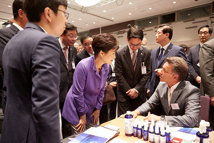 对法国进行国事访问的韩国总统朴槿惠于2日（当地时间）在巴黎举行的“韩•法商务论坛”结束后访问商务洽谈会，并与企业人士进行谈话。