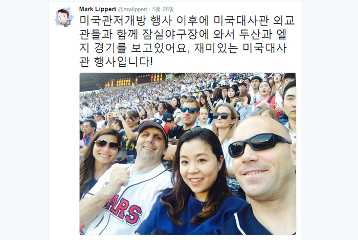美国驻韩大使马克•利珀特(左二)在5月28日上传到推特的照片。他穿着斗山熊队服,写道:“我与美国大使馆外交官们一起来到蚕室棒球场,观看斗山熊与LG的比赛。”