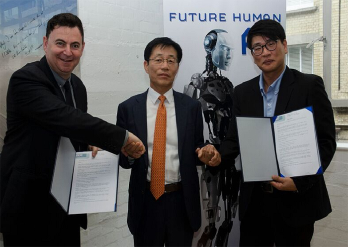 韩国文化广播公司（MBC）和英国Zigzag Production决定联合制作关于AI的纪录片三部曲。图为13日两国有关人士在伦敦签订联合制作纪录片《未来人类——AI》的合约后拍下的合影。