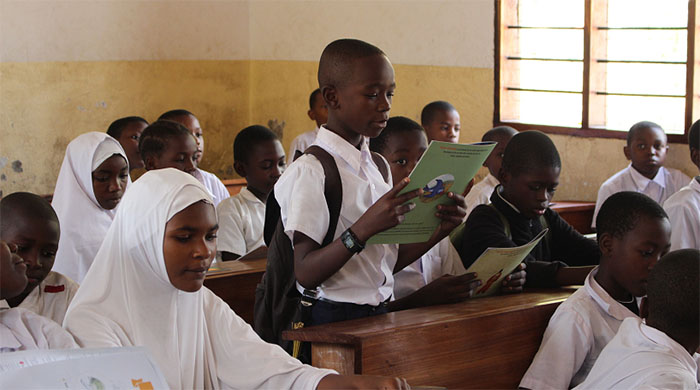 坦桑尼亚的一个小学生正在用斯瓦希里语朗读韩国传统童话《兴夫与孬夫》。
