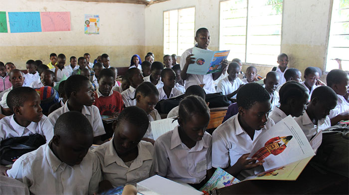 坦桑尼亚学生正在朗读用斯瓦希里语翻译的韩国传统童话。