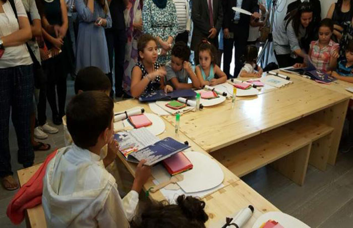 摩洛哥孩子在改建成“韩-摩洛哥厢房”的驻摩洛哥大使馆多功能厅体验名为“和和美美韩文书堂”的文化活动。