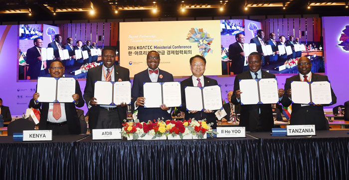 유일호 부총리 겸 기획재정부 장관(오른쪽 세 번째)이 '2016년 한-아프리카 장관급 경제협력회의(KOAFEC)' 참가국 대표들과 KOAFEC신탁기금, EDCF 협도융자 추진의향서에 서명한 뒤 기념촬영을 하고 있다.