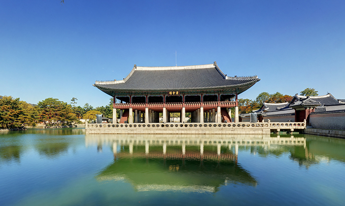 景福宫庆会楼特别观览从4月1日到10月30日实行7个月。庆会楼是景福宫以西池塘里所设置的2层楼阁。