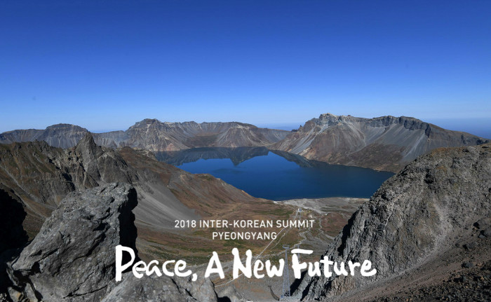 The two leaders and their spouses visit the Heaven Lake of Baekdusan Mountain on Sept. 20. (Pyeongyang Press Corps)