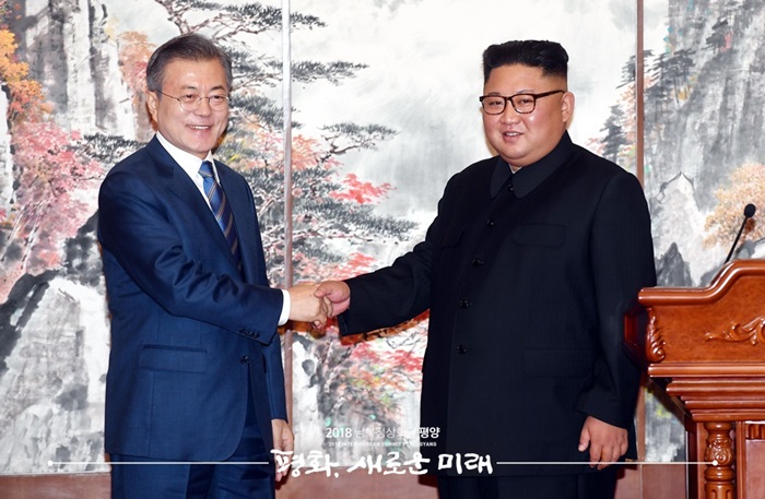 문재인 대통령과 김정은 북한 국무위원장이 9월 19일 평양 백화원 영빈관에서 평양공동선언을 서명한 뒤 가진 회견에서 악수하고 있다. ⓒ 평양사진공동취재단