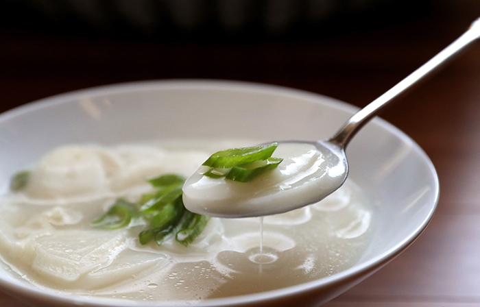 韩国在新年早上会吃的年糕汤。图片来源：韩宣网DB