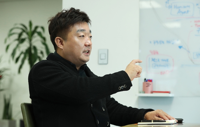 채종현 ‘아이브릭스(I·BRICKS)’ 대표가 인공지능(AI)의 대표적 기술인 ‘자연어 이해 기술(Natural Language Understanding)’을 활용해 안내와 도슨트 서비스를 제공하는 등 전문 큐레이팅을 수행하는 ‘큐아이’를 소개하고 있다. 김순주 기자 photosun@korea.kr