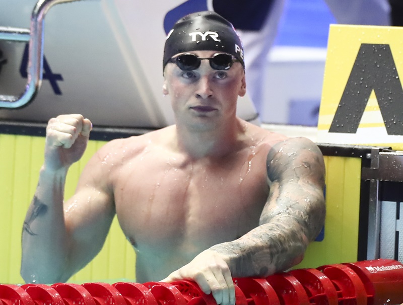 ▲ ‘2019 광주세계수영선수권대회’ 남자 평영 100m 준결승이 21일 광주 광산구 남부대시립국제수영장에서 열린 가운데 애덤 피티(Adam Peaty, 영국)가 세계 신기록, 56초 88의 기록을 확인하고 관중을 향해 주먹을 불끈 쥐어 보이고 있다. 연합뉴스