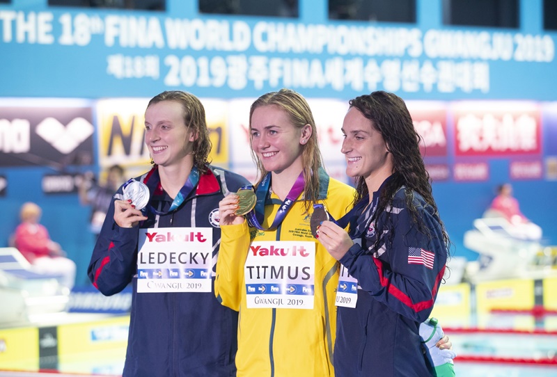 ▲19살의 아리아네 티트머스(Ariarne Titmus, 호주, 가운데)가 21일 광주 수영대회 여자 자유형 400m 결승 에서 '수영 여제' 케이티 레데키(Katie Ledecky, 미국, 왼쪽)를 꺾는 이변을 연출했다. 2019광주세계수영선수권대회조직위원회