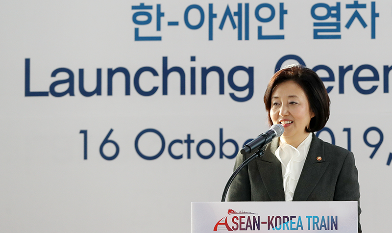 10月16日，韩国中小风险企业部长官朴映宣出席在首尔站举行的“韩-东盟列车”启动仪式并致辞。韩宣网记者金淳株 摄 