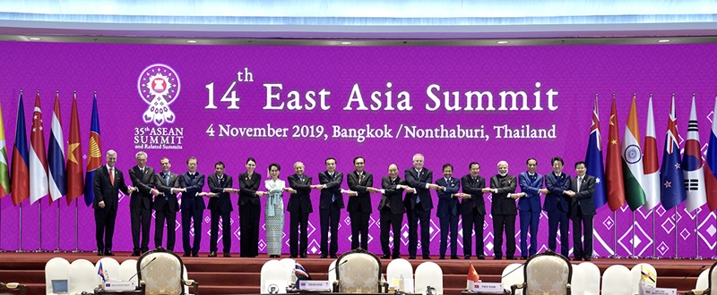 문재인 대통령이 4일 오후(현지시간) 태국 방콕에서 열린 '제14회 동아시아 정상회의'에 참석해 각국 정상들과 함께 손을 잡고 기념촬영을 하고 있다. 청와대