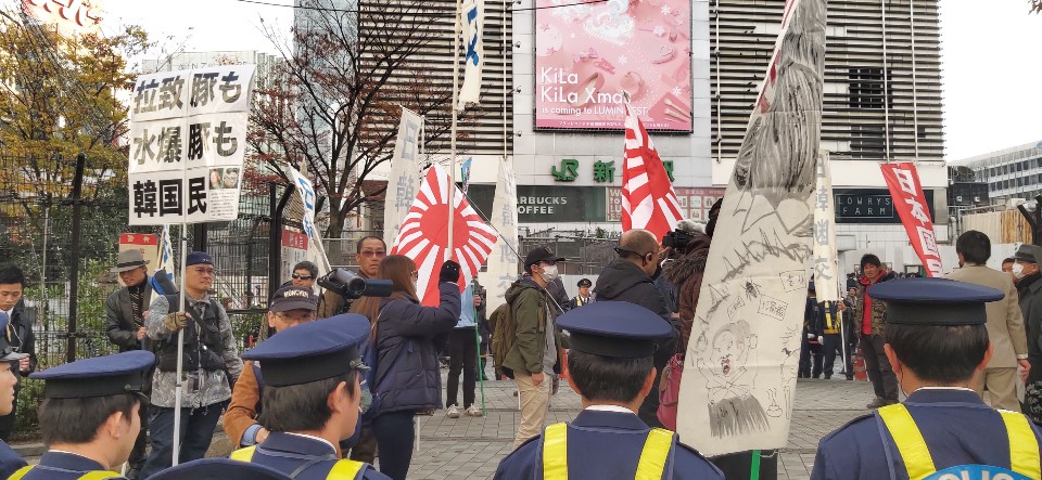 ▲ 욱일기를 앞세운 일본 우익단체가 1일 도쿄 신주쿠에서 혐한 시위를 벌이고 있다. 연합뉴스