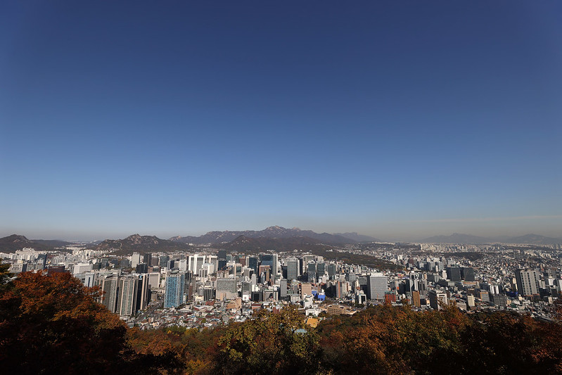 11月6日，韩国国际金融中心表示，10月底巴克莱银行、美银美林、花旗银行等海外主要投资银行将今年韩国实际国内生产总值（GDP）增速平均预期调至-1.2%。图为在南山俯瞰的首尔全景。图片来源：韩宣网DB 