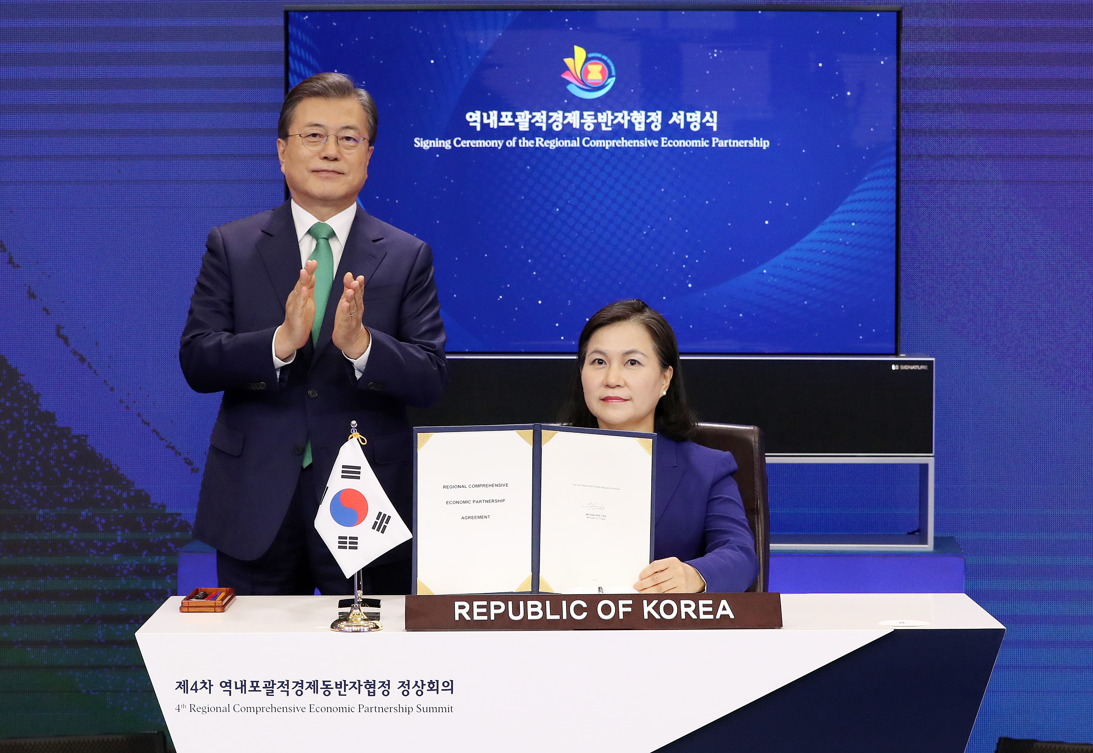 ▲ 문재인 대통령과 유명희 통상교섭본부장이 15일 청와대에서 화상회의로 열린 '역내포괄적경제동반자협정(RCEP)' 정상회의에서 협정문에 서명한 뒤 기념 촬영을 하고 있다. 연합뉴스