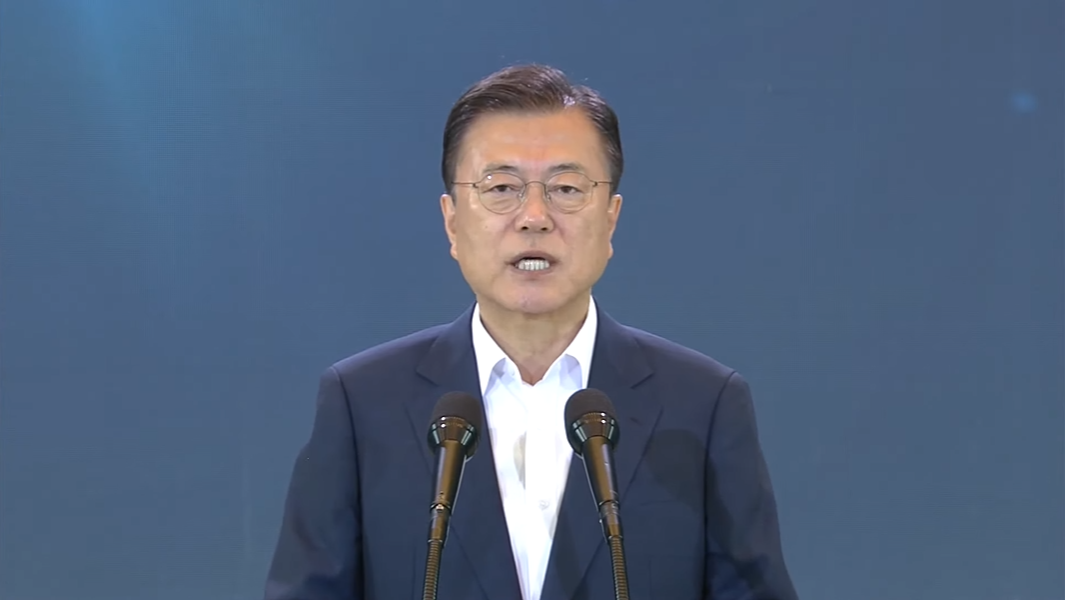 ▲ 문재인 대통령이 14일 청와대에서 주재한 제4차 한국판 뉴딜 전략회의에서 '한국판 뉴딜 2.0'을 발표하고 있다. 청와대 유튜브 갈무리