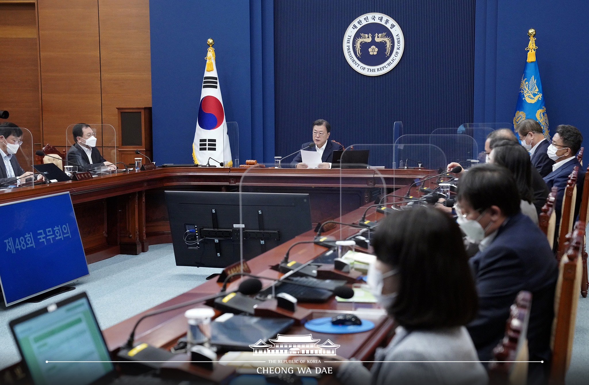 ▲ 문재인 대통령이 9일 오전 청와대 영상회의실에서 국무회의를 주재하고 있다. 청와대 페이스북