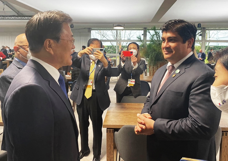 11月21日至24日，哥斯达黎加总统卡洛斯•阿尔瓦拉多•克萨达将对韩国进行国事访问。图为当地时间11月1日，韩国总统文在寅在英国格拉斯哥举行联合国气候变化框架公约第26次缔约方大会（COP26）上，与阿尔瓦拉多进行交谈。图片来源：青瓦台脸书