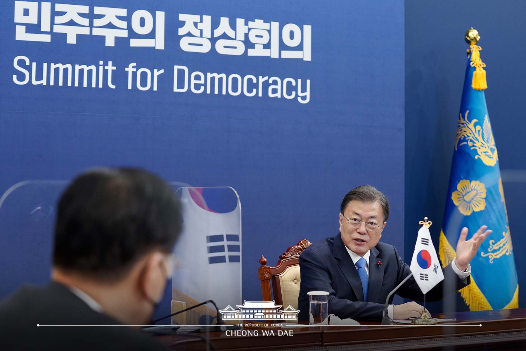 12月9日，在青瓦台与民馆官视频会议室，韩国总统文在寅出席由美国总统拜登主持的“民主峰会”，表明了韩国为增进民主主义将做出贡献的决心。图片来源：青瓦台脸书