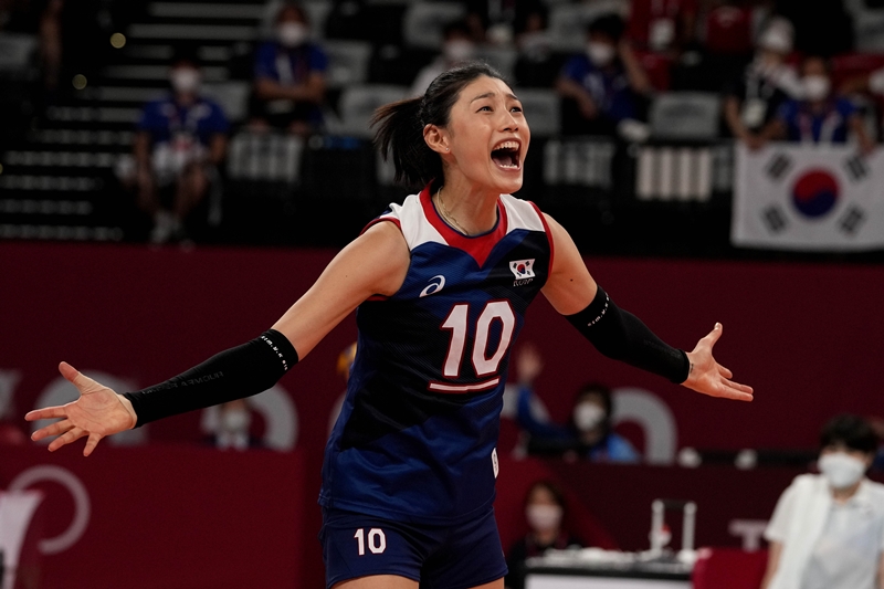 韩国女排名将金软景荣登年度运动第二位。图为今年8月，在2020年东京奥运会女子排球八强赛上，金软景在带领韩国女排进军四强后，在赛场上欢呼雀跃。图片来源：韩联社