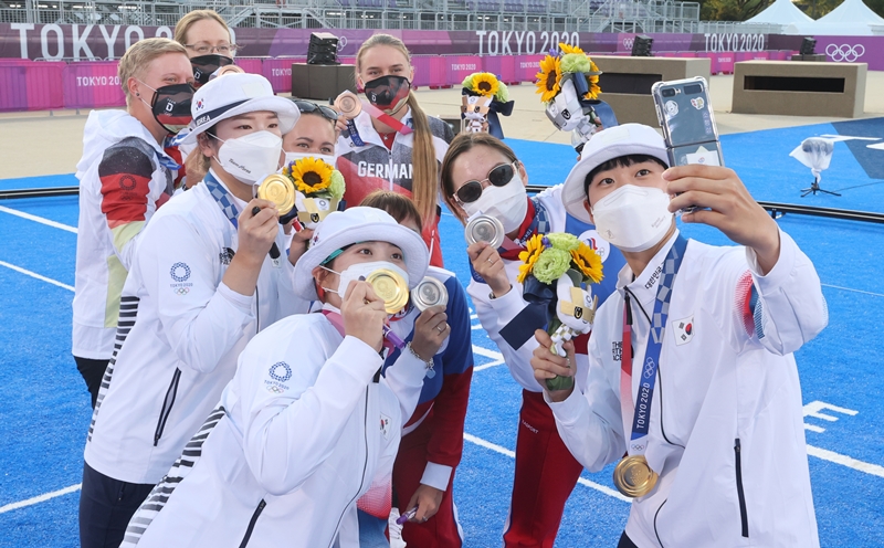 7月25日，在东京梦之岛公园举行的2020东京奥运会射箭女子团体决赛，韩国队姜彩荣、张珉喜、安山组合夺得金牌。图片来源：韩联社