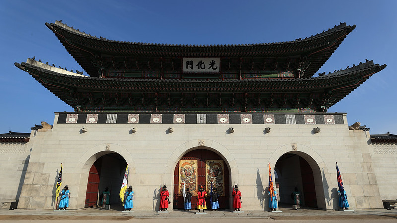 ▲图为1月27日，在首尔钟路区景福宫正门光化门，守卫们守候在贴出的门排图前。图片来源：韩宣网DB